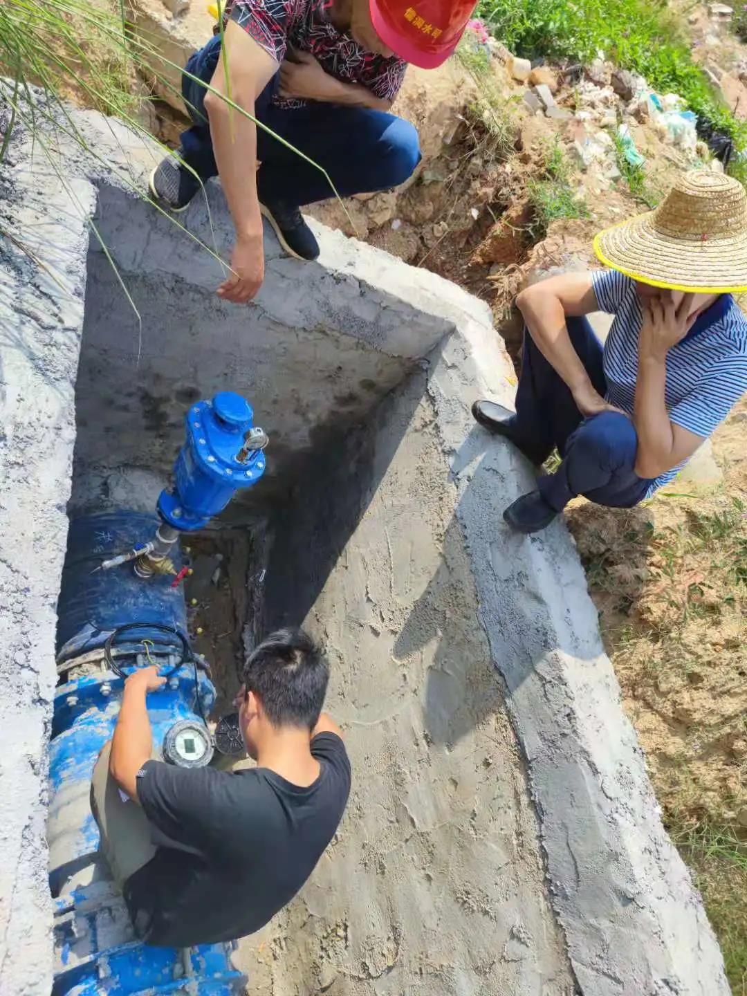 售后人員維護電磁水表.jpg